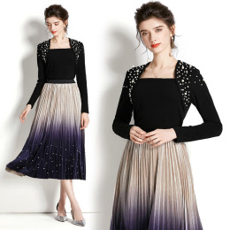 復古方領釘珠長袖針織衫+印花水鑽絲絨百褶裙