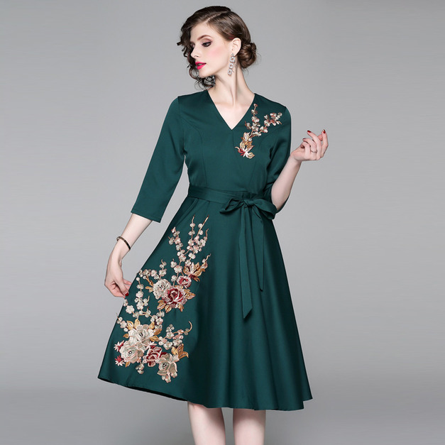 歐美V領七分袖刺繡小香風百褶裙洋裝