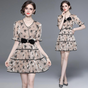 碎花高腰顯瘦a字裙甜美減齡v領泡泡袖小個子洋裝