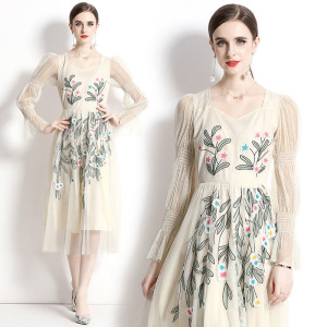 網紗喇叭袖方領收腰大擺刺繡中長版洋裝