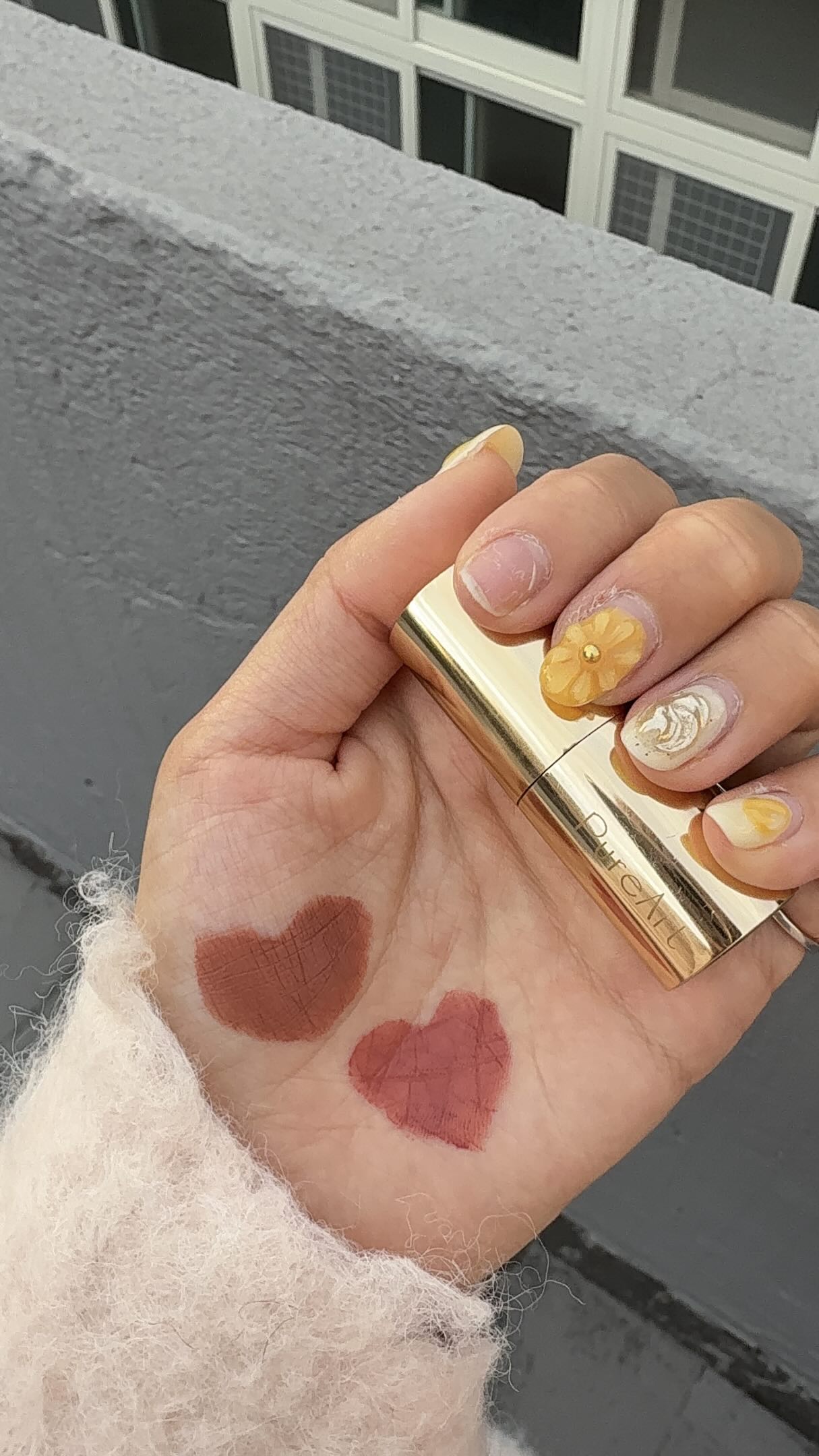 秋冬寶藏色曝光！PUREART 花綻誘色唇膏 M08/G06，滑順保濕不乾裂