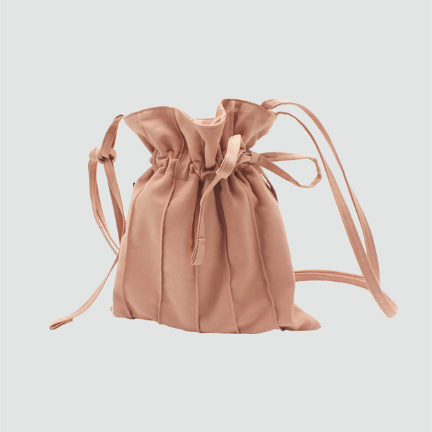 細壓褶綁帶斜背包-珊瑚粉