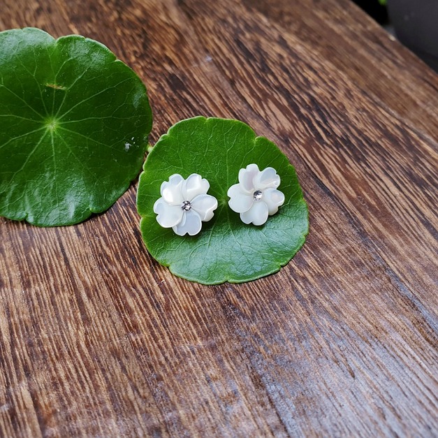 │蝶貝貝雕│時鐘花耳針