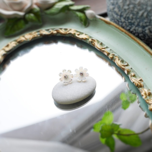 │蝶貝貝雕│瑪格麗特花朵耳針