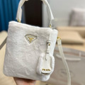 PRADA 毛絨水桶包
