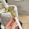 PRADA 毛絨水桶包_6