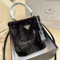 PRADA 毛絨水桶包_4