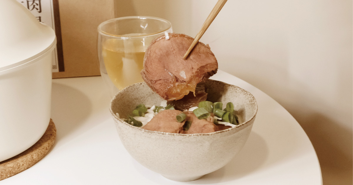 混董創食 - 4.4 盎司重量級牛肉麵4入組 開箱心得 | 在家也能快速吃到半碗以上都是肉的牛肉麵 from哪裡人，你說呢。