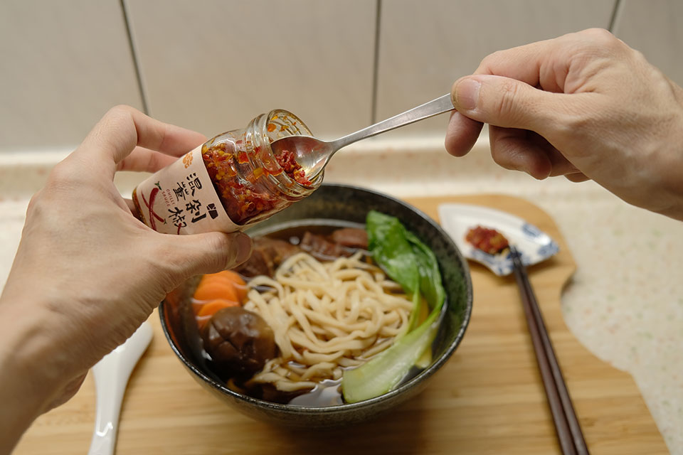 宅配冷凍牛肉麵推薦｜混董創食紅燒牛肉麵，牛肉超多，湯頭香麵條Q，好吃到就像現煮！from OL玩樂日記
