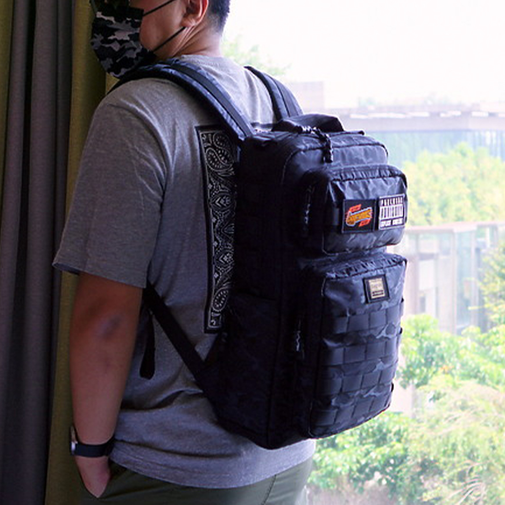 買啦！哪次不買？bagrun又出新包｜潮流玩家軍風迷彩後背包 黑爍迷彩