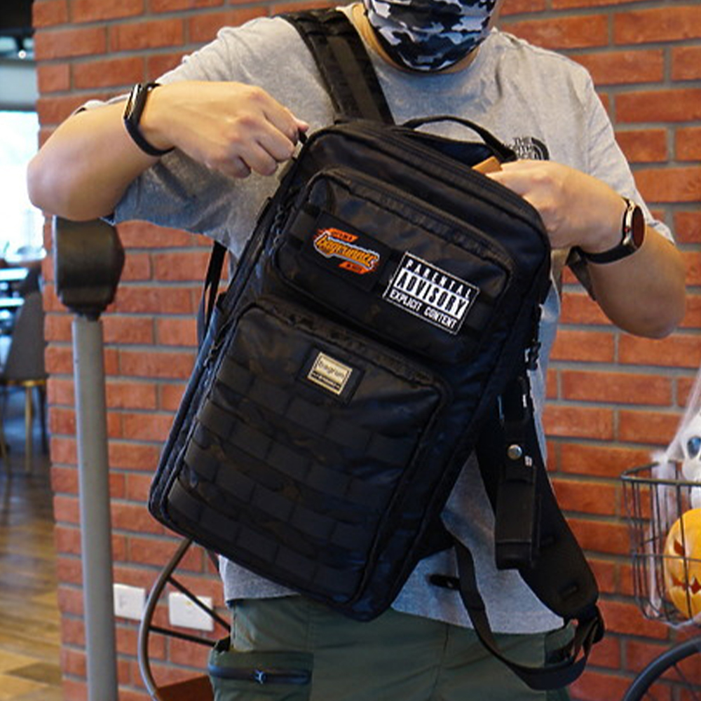 買啦！哪次不買？bagrun又出新包｜潮流玩家軍風迷彩後背包 黑爍迷彩