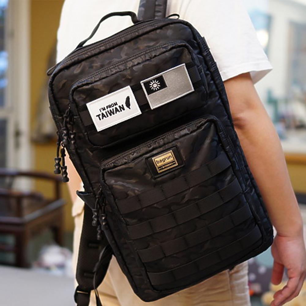 買啦！哪次不買？bagrun又出新包｜潮流玩家軍風迷彩後背包 黑爍迷彩