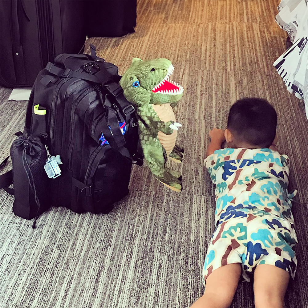 二代都會玩家軍事風格後背包-孩子想掛恐龍布偶也沒問題!!