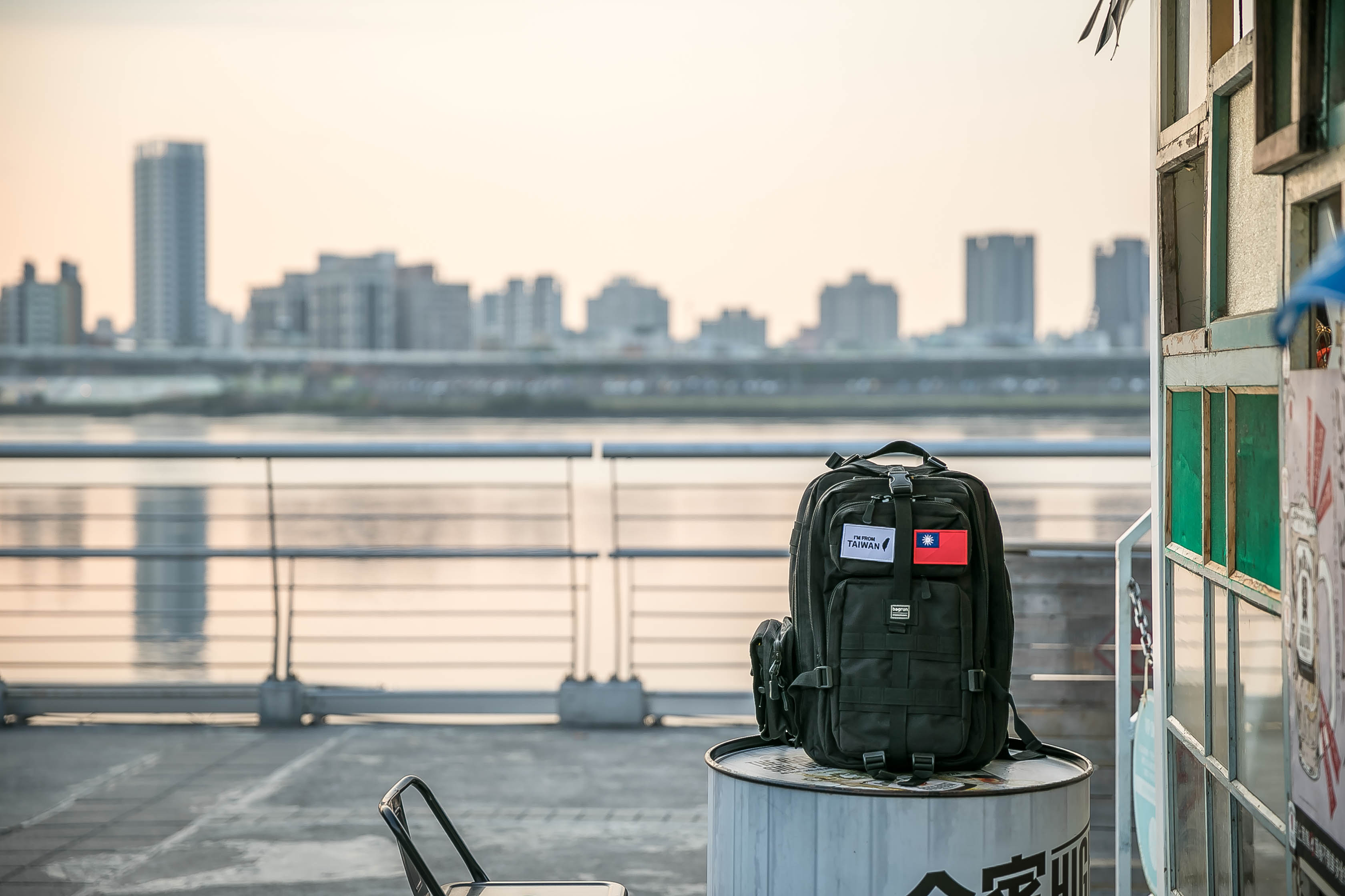 旅人映像｜外表功能自由搭配 bagrun軍用機能背包「莫力系統」玩翻配件