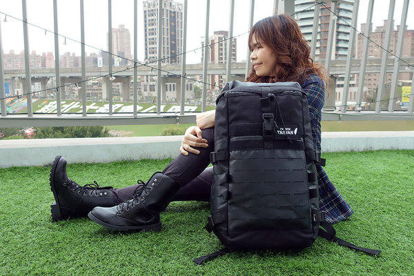 emily愛玩美｜開箱-bagrun都會玩家瞬開翻蓋後背包，通勤後背包推薦，旅行輕便背包，一秒瞬開磁扣的輕量防水後背包，輕旅行多