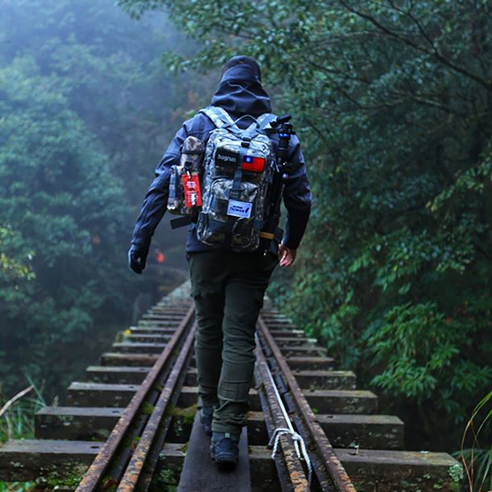 對山林秘境上癮的攝影玩家黃老師，與都會玩家軍事風格後背包