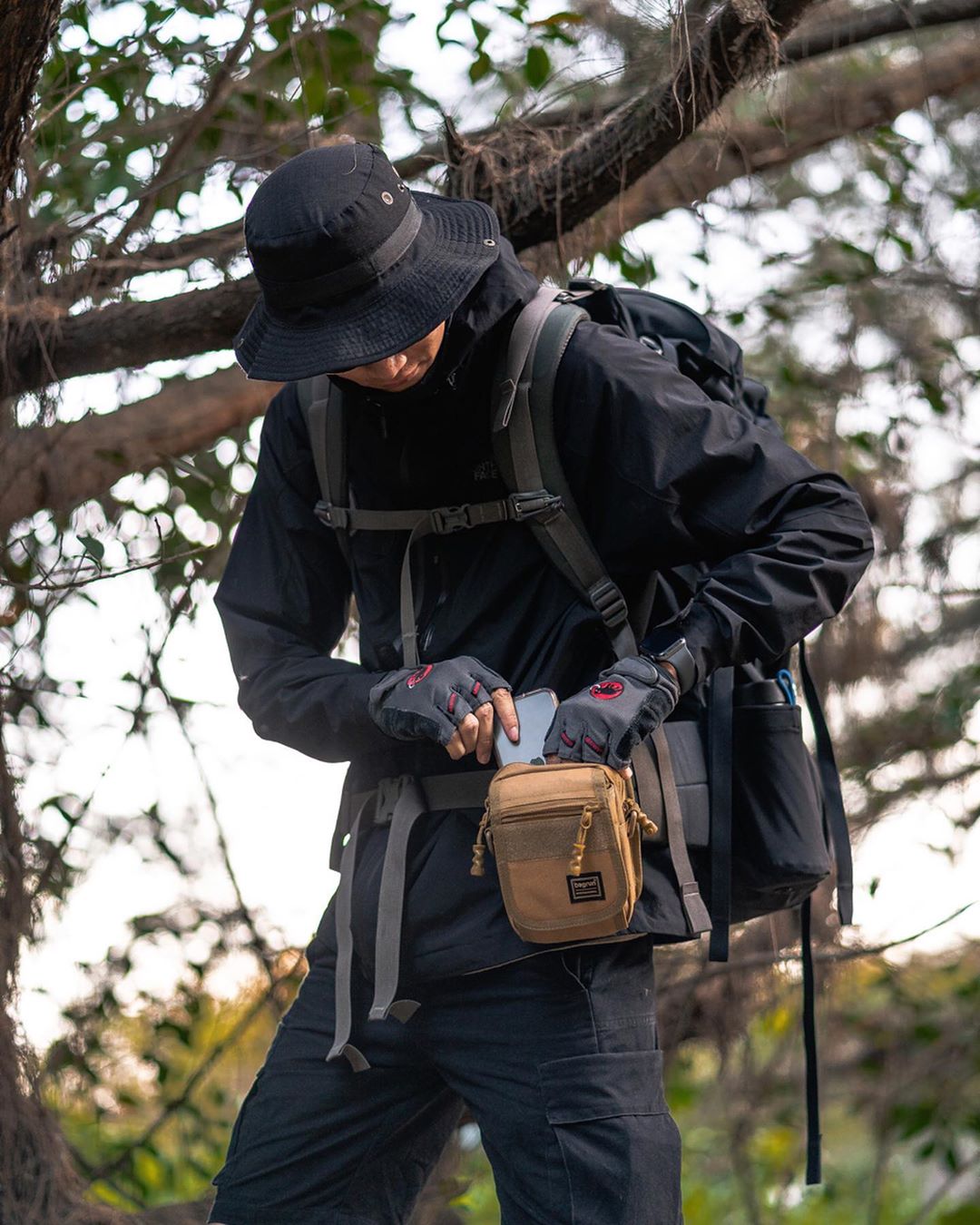 擅長用光影說故事的攝影師潘誠與二代軍規多功能小包