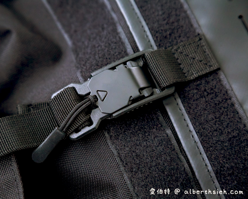 該怎麼選擇軍事戰術背包？bagrun使用德國Fidlock瞬開磁扣