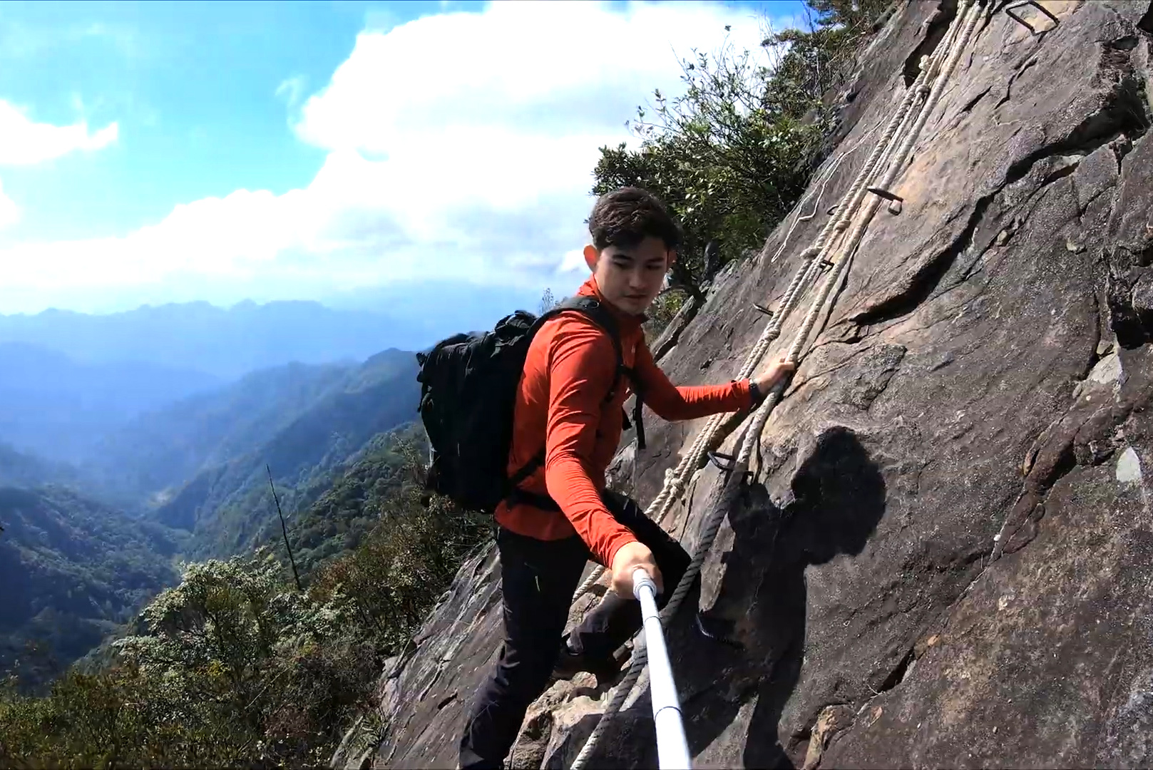 I’m Possible! / Youtuber 圓糖揹著都會玩家軍事風格後背包攻頂鳶嘴山