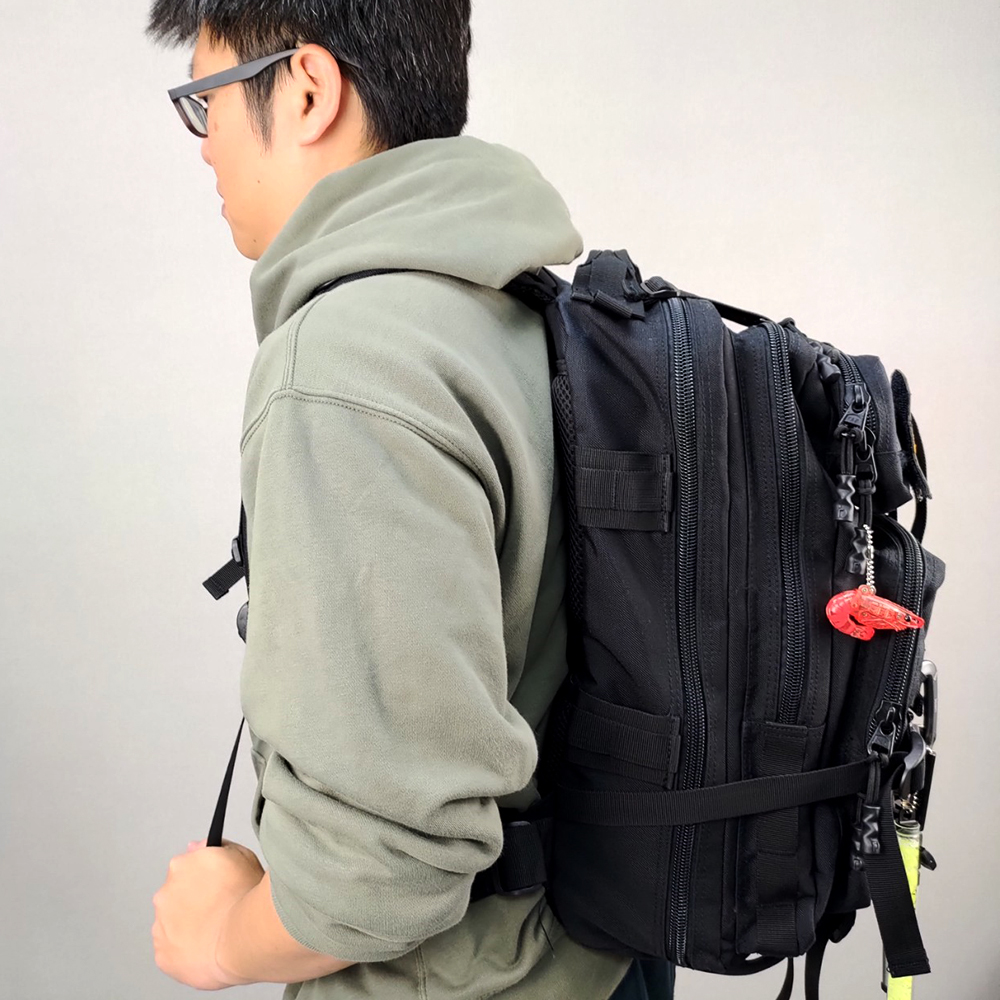 二代都會玩家軍事風格後背包-後背包的正確揹負方式