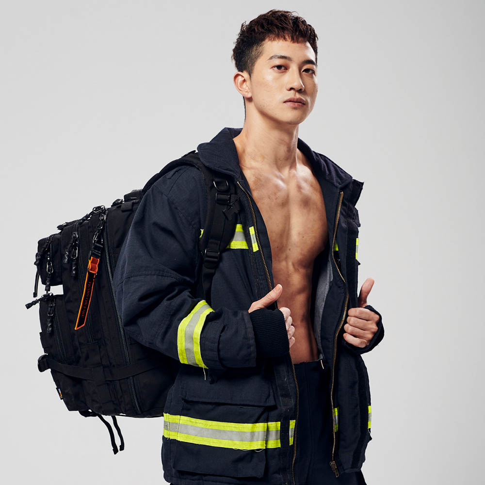 【售罄不再補貨】《火神的眼淚》聯名版二代軍事風格瞬開後背包-L