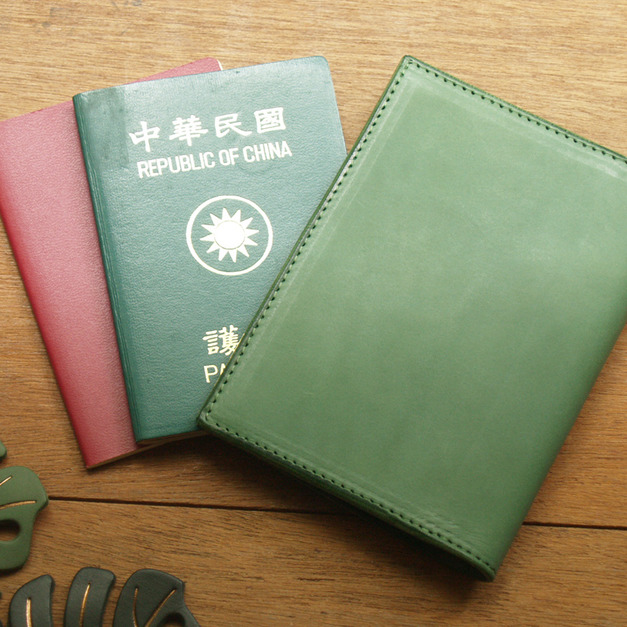 Grass Green 手工真皮護照夾/護照套 (客製化刻印英文名/禮盒包裝)