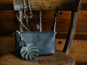 iPhone17 Pro Max 牛皮鏈條包/錢包/手機包 (英文刻印/禮盒包裝)