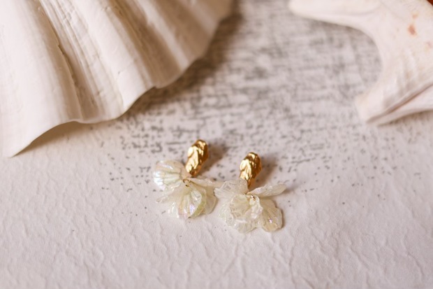 J2- Shell Bloom 立體花瓣貝殼雕花耳環