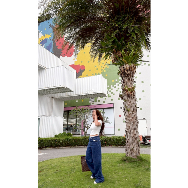 Indigo Edge 高腰花瓣寬版牛仔褲