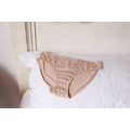 P3- 微醺小心機 點點幾何蕾絲柔緞三角內褲 （松露黑/ 奶茶膚）_7