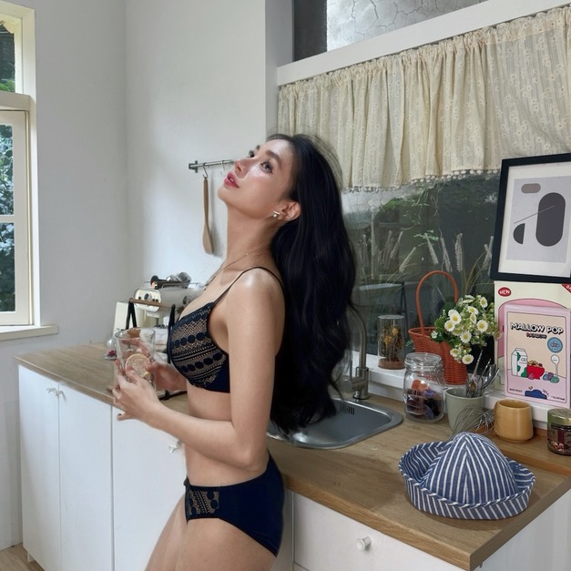 P3- 微醺小心機 點點幾何蕾絲柔緞三角內褲 （松露黑/ 奶茶膚）