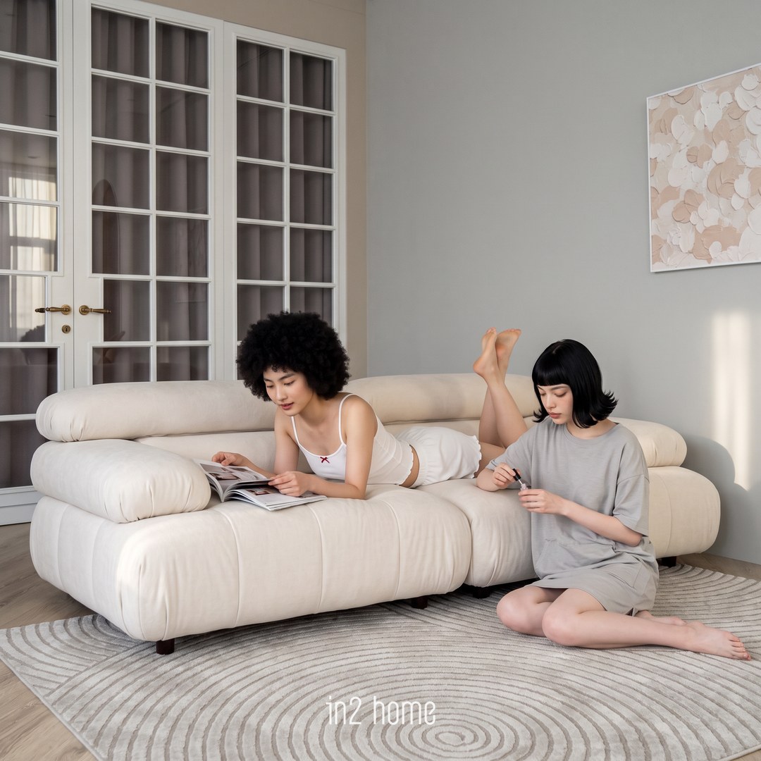 in2 home BB沙發生活場景:趴著翻雜誌,一個坐地上擦指甲油