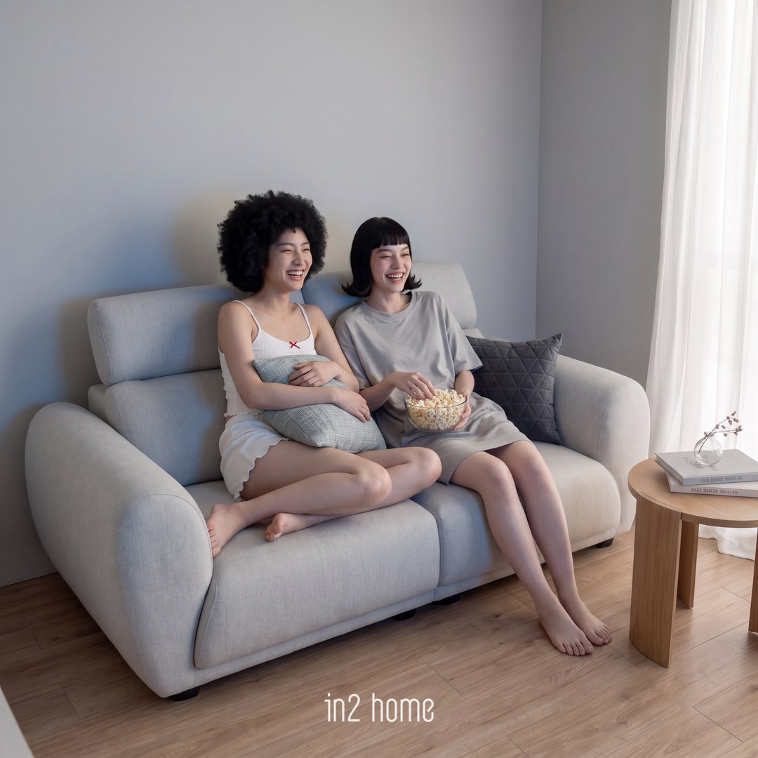 in2 home 大福沙發生活場景:頭枕拉起來,一起追劇剛好靠得住