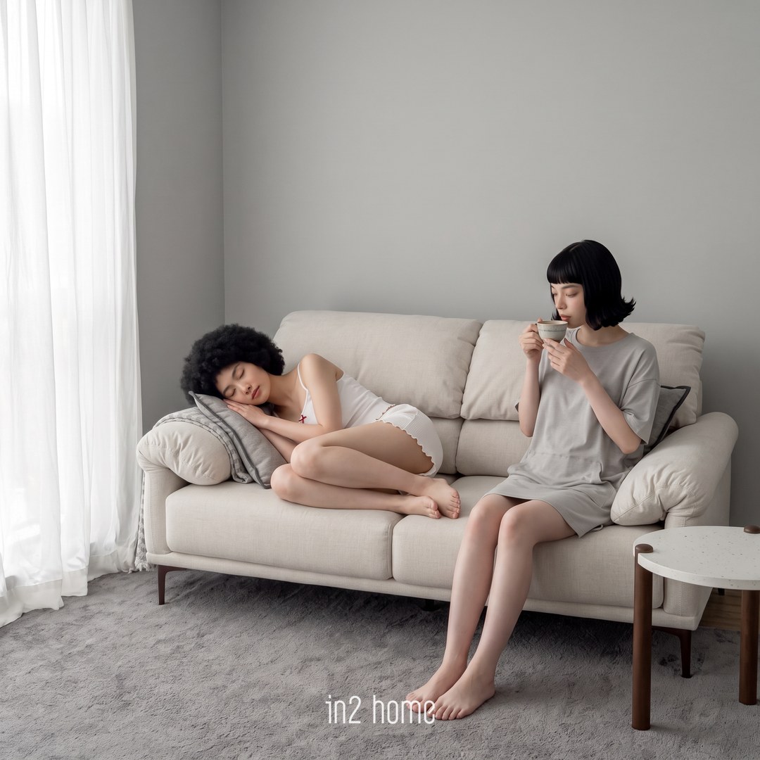 in2 home 卡卡沙發生活場景:小沙發也能蜷著睡午覺