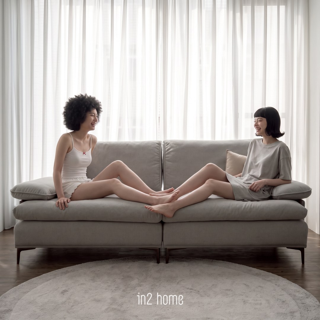 in2 home 懶懶沙發生活場景:各坐一頭,腳在中間碰在一起聊天