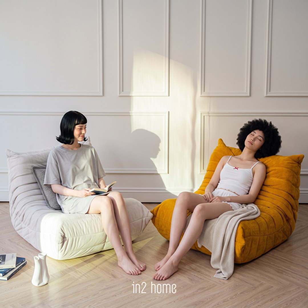 in2 home 毛毛蟲沙發生活場景:黃昏睡著了,旁邊的人繼續看書