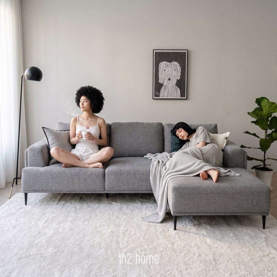 in2 home 躺躺沙發生活場景:早晨一個還在睡,一個捧著咖啡發呆