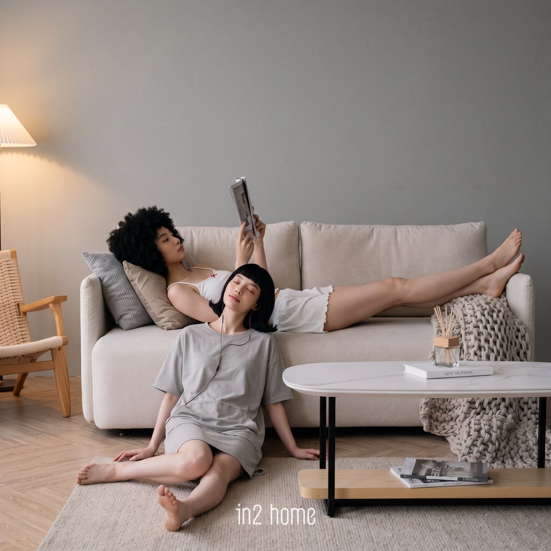 in2 home 小躺躺沙發生活場景:一個躺著看雜誌、一個坐地上聽音樂