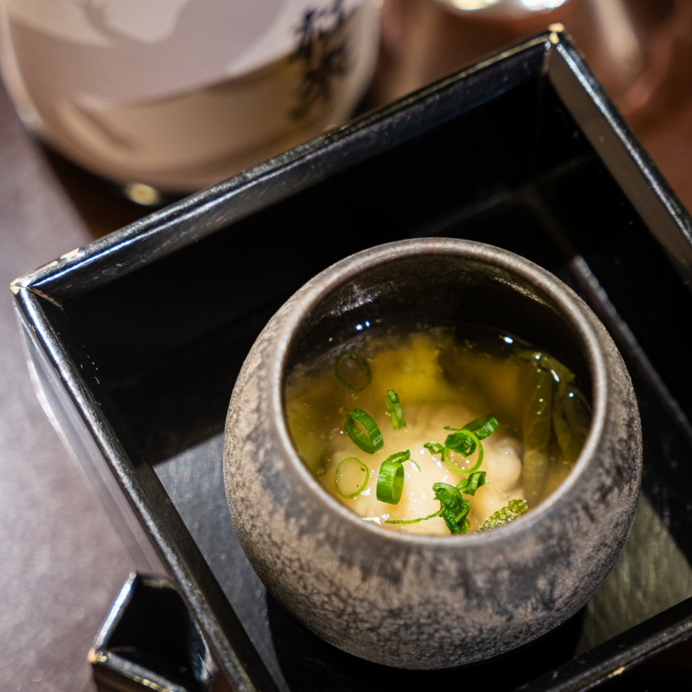 六花 杜來 純米大吟釀適合與料理一同享用,建議搭配能突顯食材原味的料理