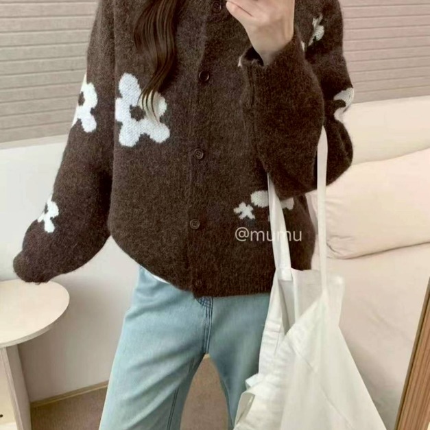 花朵排扣毛衣外套
