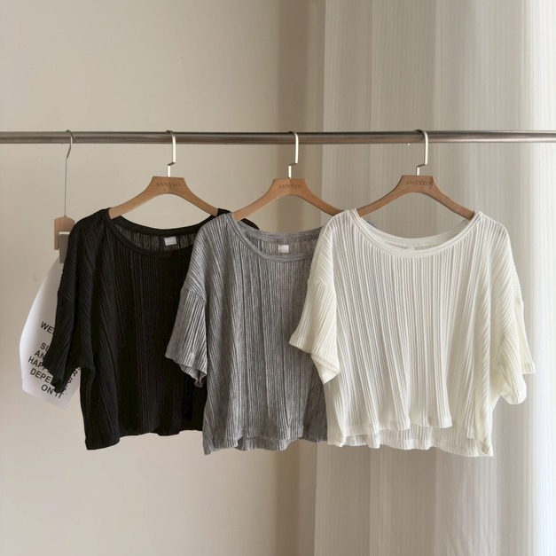 圓身女孩的皺摺上衣