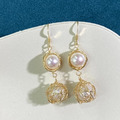 懷抱珍珠垂墜式耳環