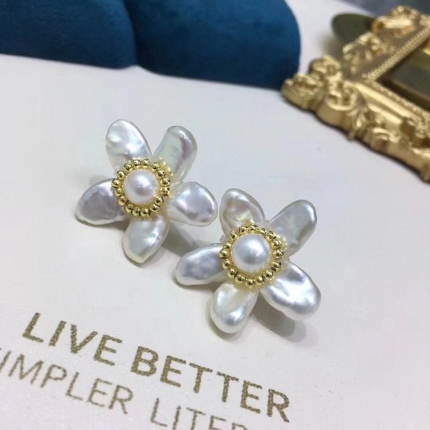 盛開的花朵珍珠耳環