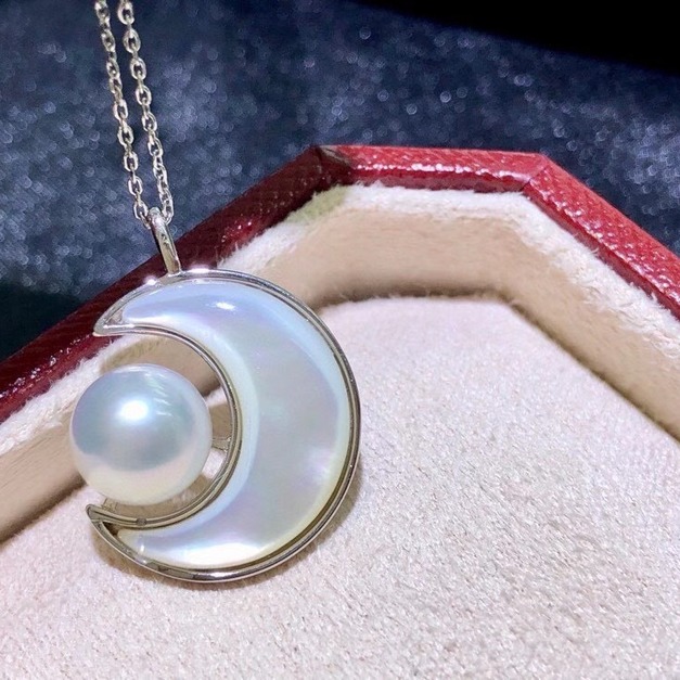 皎潔的彎月珍珠項鍊