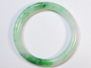 A001 緬甸翡翠玉鐲 外徑7.06厘米內徑5.33厘米高度0.82厘米，18圍