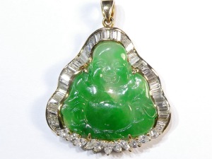 A301 緬甸翡翠彌勒 鑲鑽石18黃K金座 彌勒部份長2.3厘米寬2.3厘米厚0.25厘米 連K金座長3.9厘米寬3.08厘米厚0.62厘米