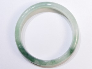 A012 緬甸翡翠玉鐲 外徑6.97厘米內徑5.69厘米高度0.94厘米，17.7圍