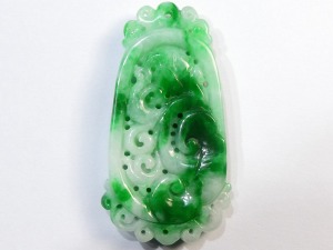 A105 緬甸翡翠纏枝如意花件 3.71厘米寬1.98厘米厚0.57厘米