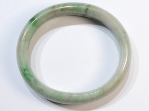 A009 緬甸翡翠蛋形玉鐲 較大外徑6.98厘米較大內徑5.61厘米  較小外徑6.30厘米較小內徑4.87厘米 高度1.45厘米，18圍