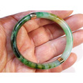 A006 緬甸翡翠蛋形玉鐲 較大外徑6.68厘米較大內徑5.35厘米 較小外徑6.05厘米較小內徑4.80厘米 高度1.15厘米 本件玉鐲有2處裂紋 裂紋處鑲有鑽石及18K金座，17圍_2